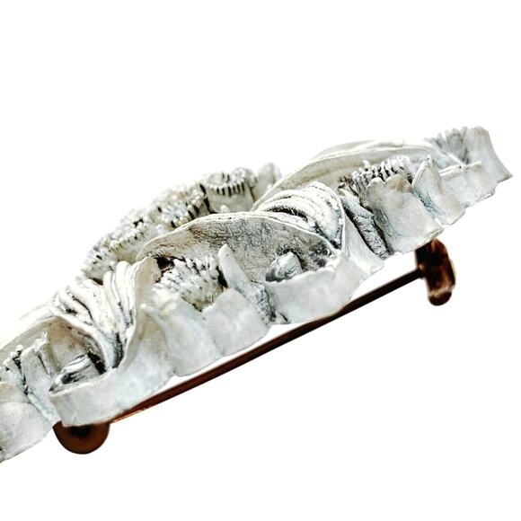 1950s Featherweights White Molded Vintage Plastic Domed Floral Brooch Pin - Picture 7 of 9